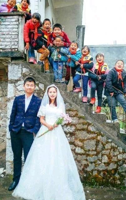 山区支教老师的结婚照，看上去真的很特别，让我想到了“与您童在”。