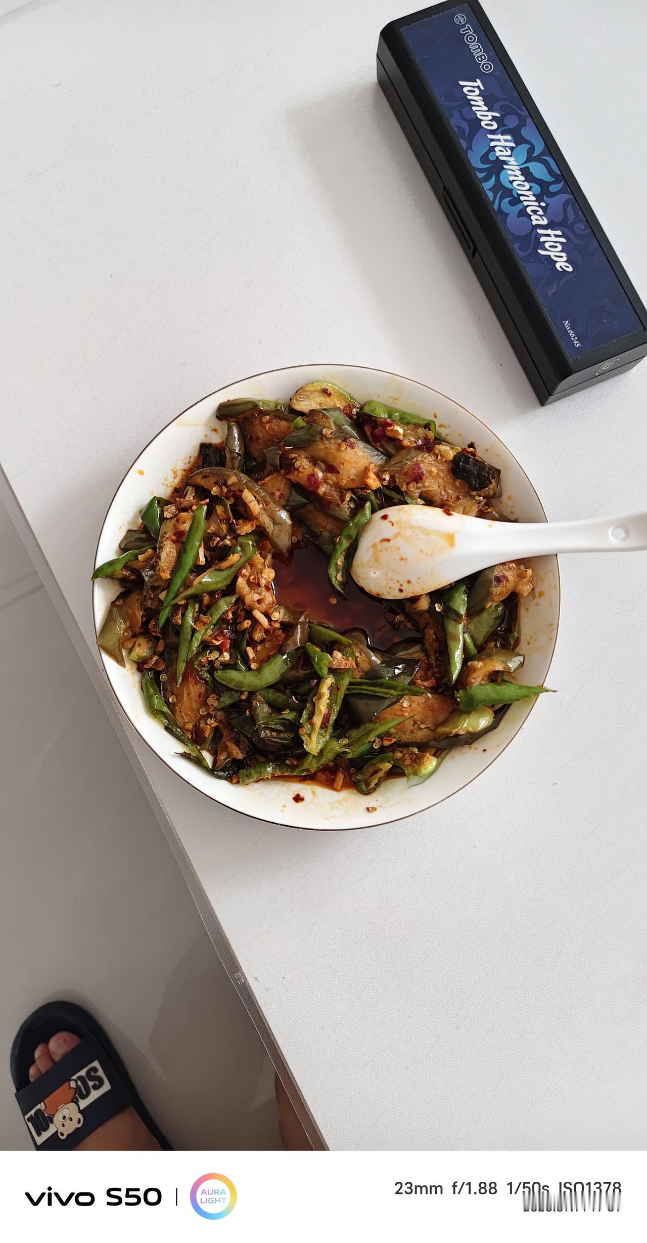 夏日生活打卡季一个人在家烧的菜。反正一个人吃饱全家不饿，所以就烧这么一点菜，能够