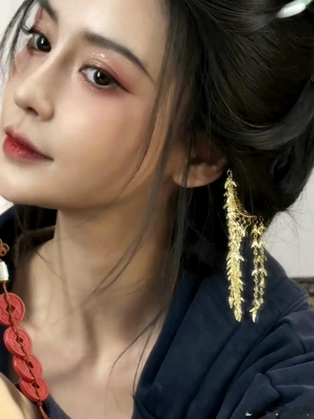 Angelabay的颜值真的很牛，她的五官十分精致立体，在原相机下的状态通常也是