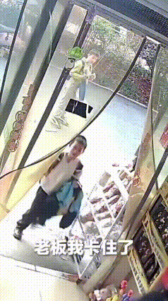 店主几秒救回卡喉娃，这招人人该会
 一小男孩吃东西不慎卡喉窒息，冲进便利店求助。