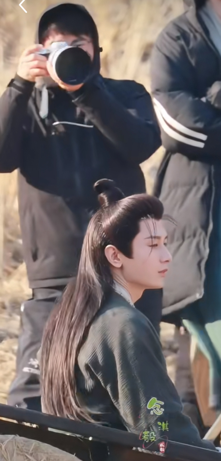 拍了这么多一张都不愿意放出来给我们看看[淡淡的] 