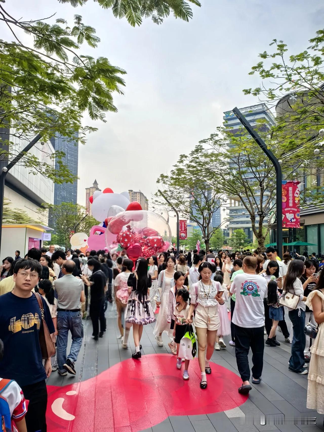 瞎说吧，今天早上去松山湖，人山人海。下午万象汇也是人生鼎沸。
