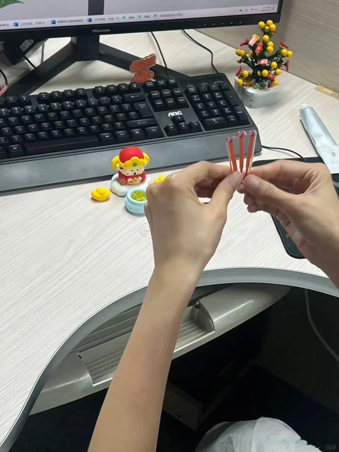 在上进和上班之间选择了上香每天拜一拜，迟早发大财 打工人 ​​​