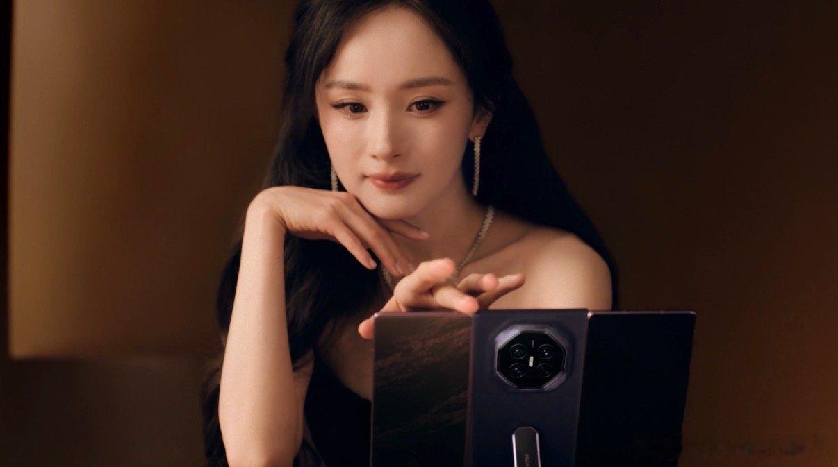 杨幂沉浸式ASMR开箱谁懂啊，杨幂的开箱氛围感真的绝，不堆砌华丽辞藻，靠ASMR