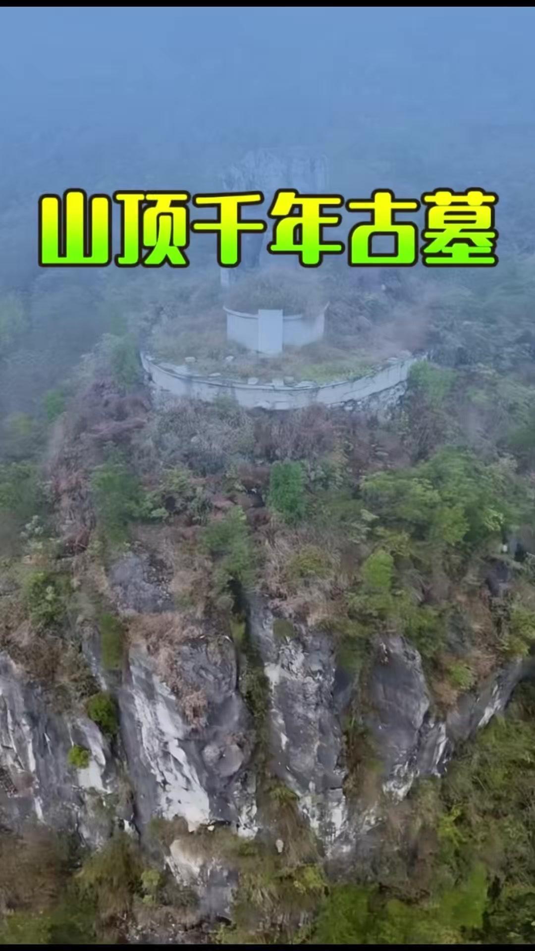 这座古墓悬于绝壁之上，攀爬本就困难至极，更别提搬运万千建材。想象着古人没有现代工