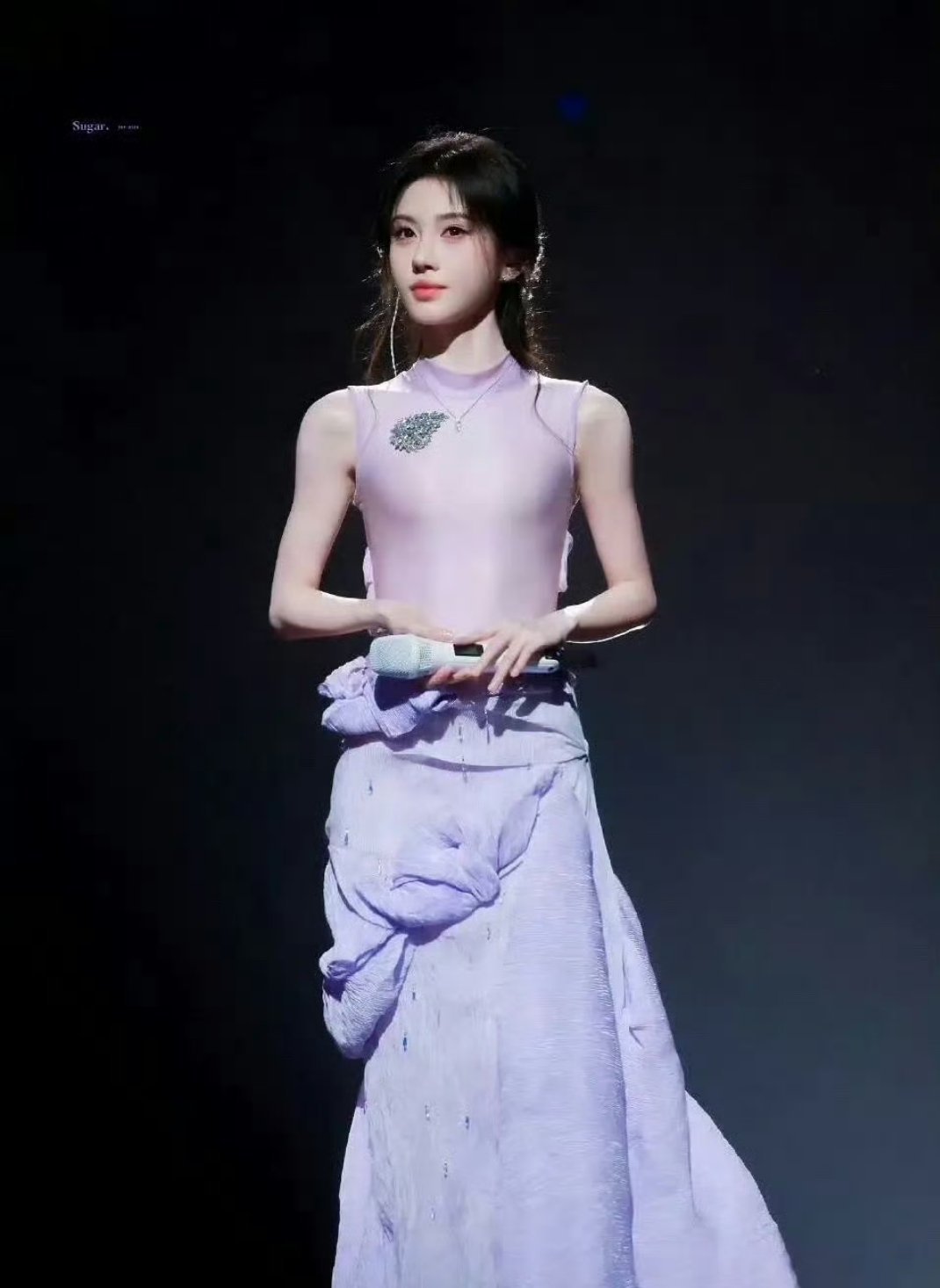 鞠婧祎和包上恩的直角肩，谁的更伟大 呢？ 