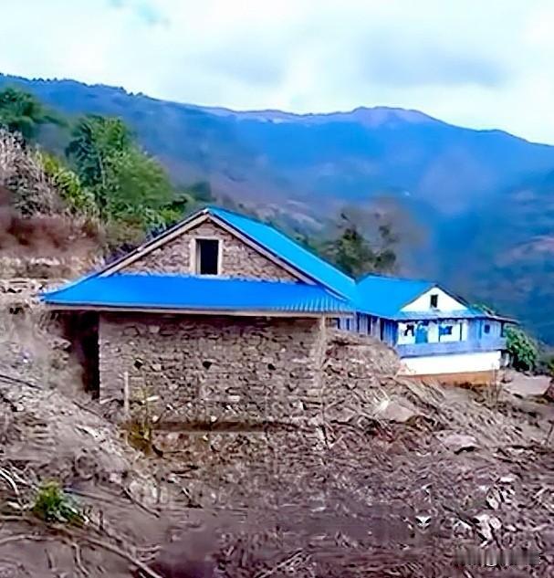 上周在陇南文县的山里面瞎晃，误打误撞绕到半山腰的小村落，随手拍的照片现在翻出来还