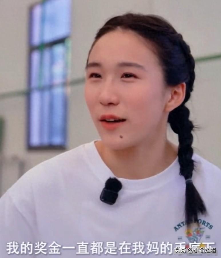 为啥陈妤颉想买台电脑，还得每月攒一千块？

这姑娘是亚运会三金王，奖金全由妈妈管