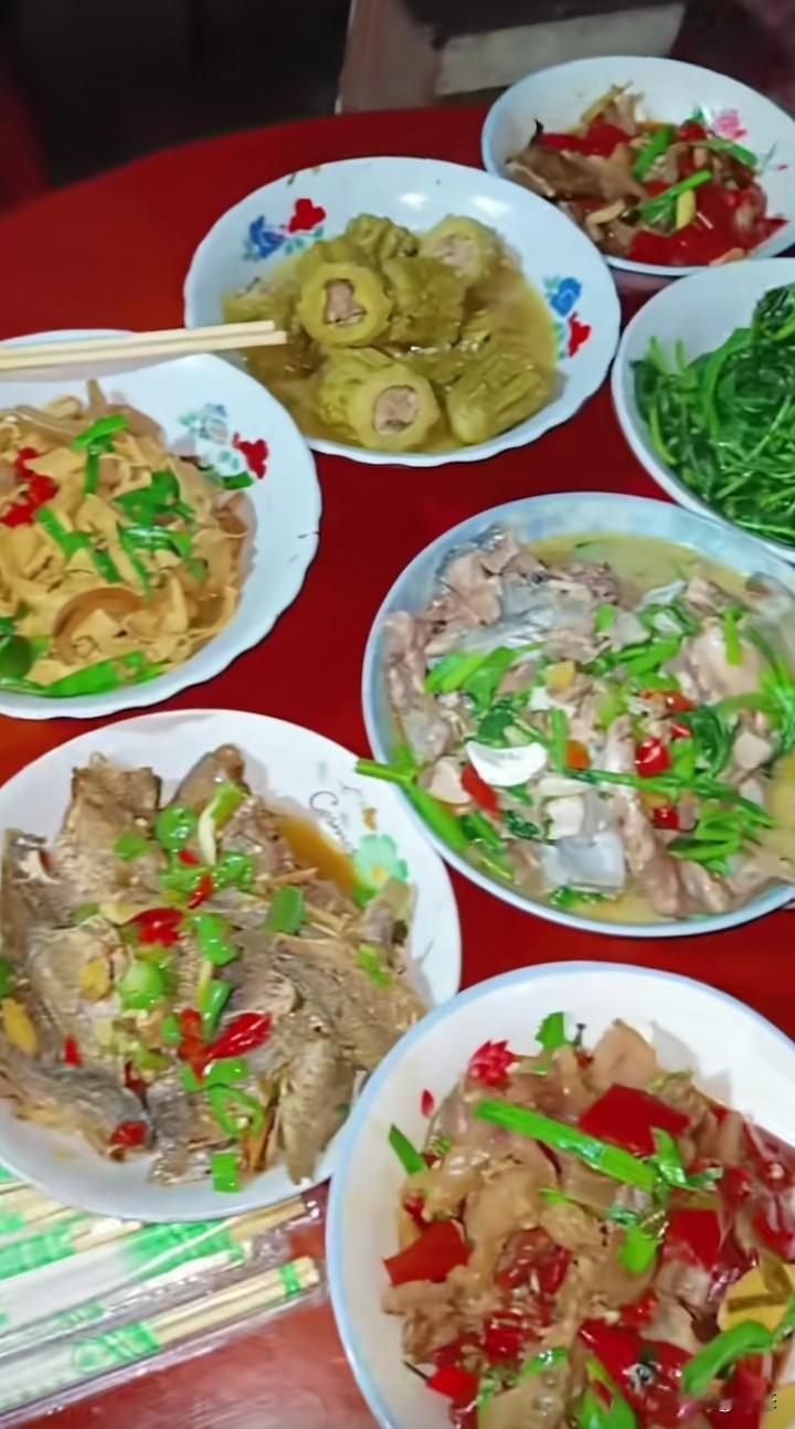 家常菜，大家猜猜哪个是湖南人炒的菜，哪个是江西人炒的菜！大家都知道湖南和江西都喜