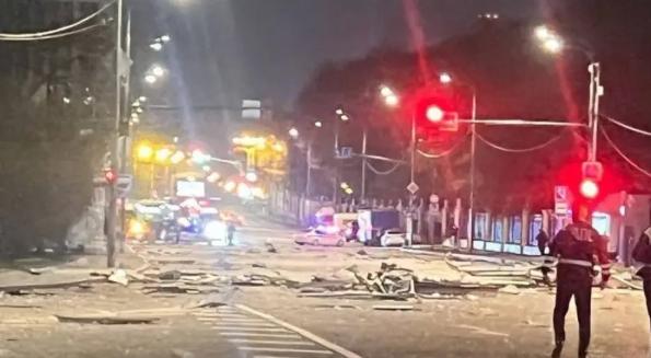 图文：俄媒体称距克里姆林宫约6公里的一栋高层住宅楼被一架无人机击中

据俄罗斯电