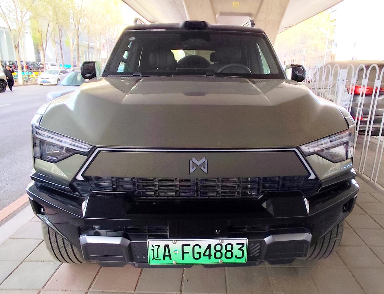 豪华智能越野SUV《猛士M817》
   猛士M817是东风汽车旗下，一款豪华智