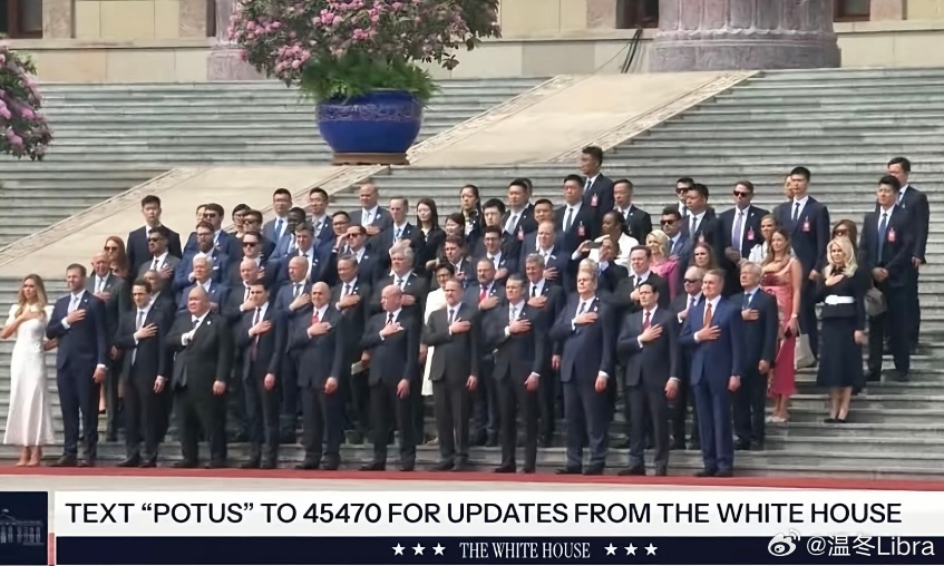 这幅合影里的经济精英在🇺🇸都未必能聚这么齐全 他们虽然掌握全球70%以上经济