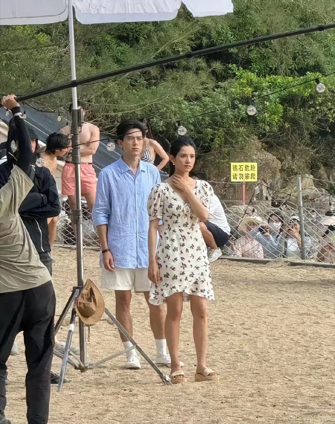 这也太炸裂了，没想到他俩在路人镜头下长这样。 