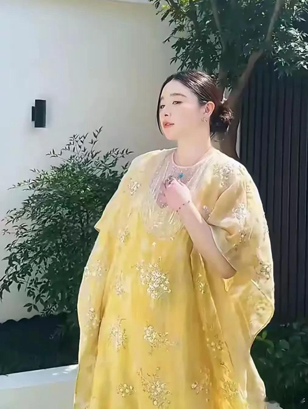 不得不说，阚清子的面相好像是真的变了！你看她一身发财黄套在身上，挺着孕肚，即便胖