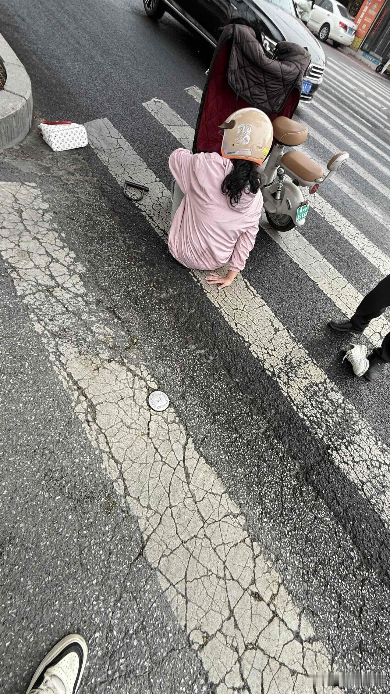 保定红旗大街发现一个女的躺地上好久都不能动弹……

今天下午五点多，保定红旗大街