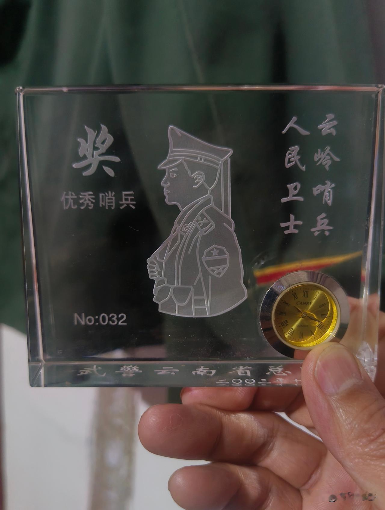 惊闻两位英雄事迹，内心满是动容。
一等功臣余红李扎根云南永仁，通宵办案、坚守岗位