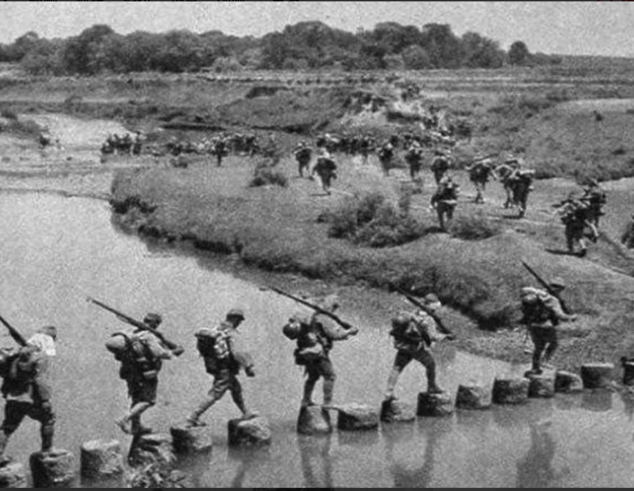 1945年4月，新四军第3师作战室。

参谋长洪学智一拍地图：“师长，打阜宁！时