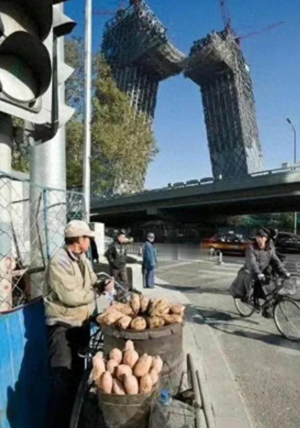 央视大楼，被俗称“大裤衩”，多年以后，央视大楼的洋人设计师“库哈斯”在国外媒体的