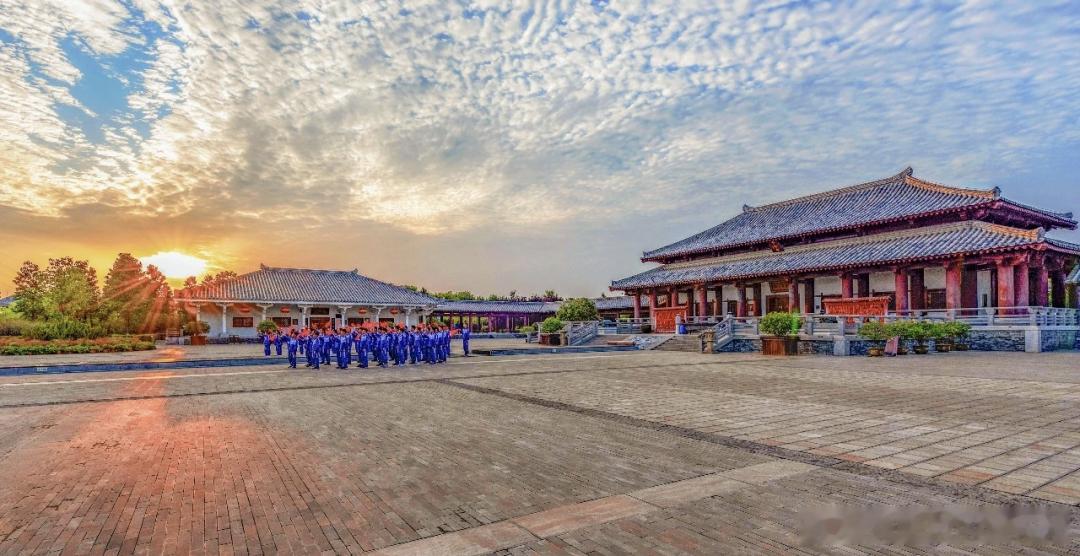 夏至昼长蝉鸣起，来漯河解锁清凉盛夏。这里是心意六合拳传承地，林间打拳静心消暑。打