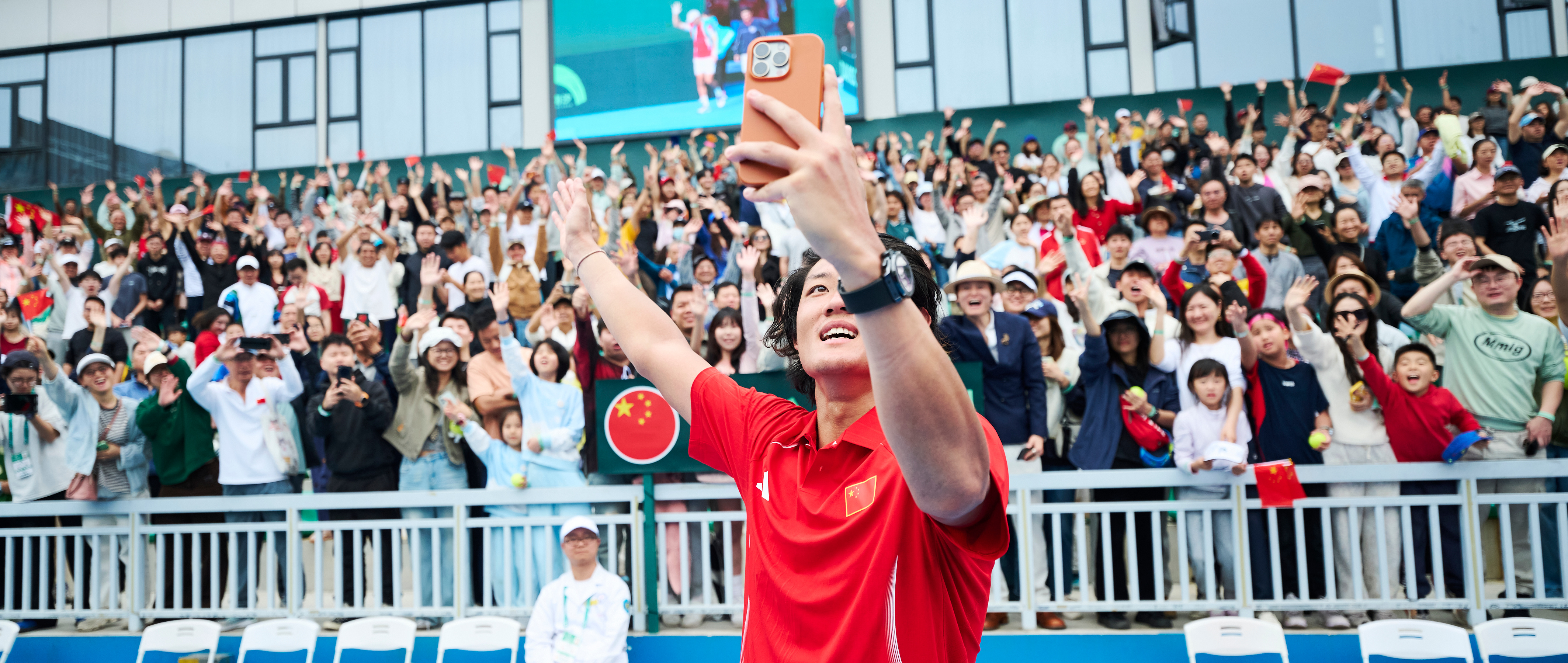 为中国队敲定戴维斯杯胜局的功臣张之臻和球迷自拍组图！有在现场同框合影出镜的球迷吗