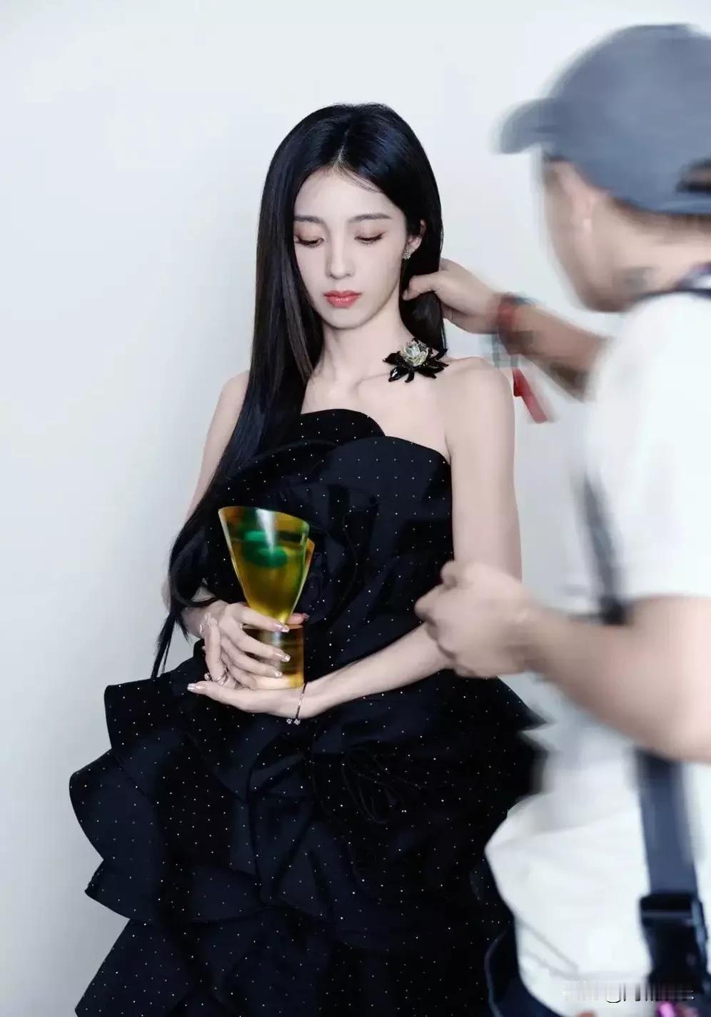 万鹏时尚大片解析：黑珍珠美学演绎现代女性力量
 
在巴黎时装周官方合作的"未来时