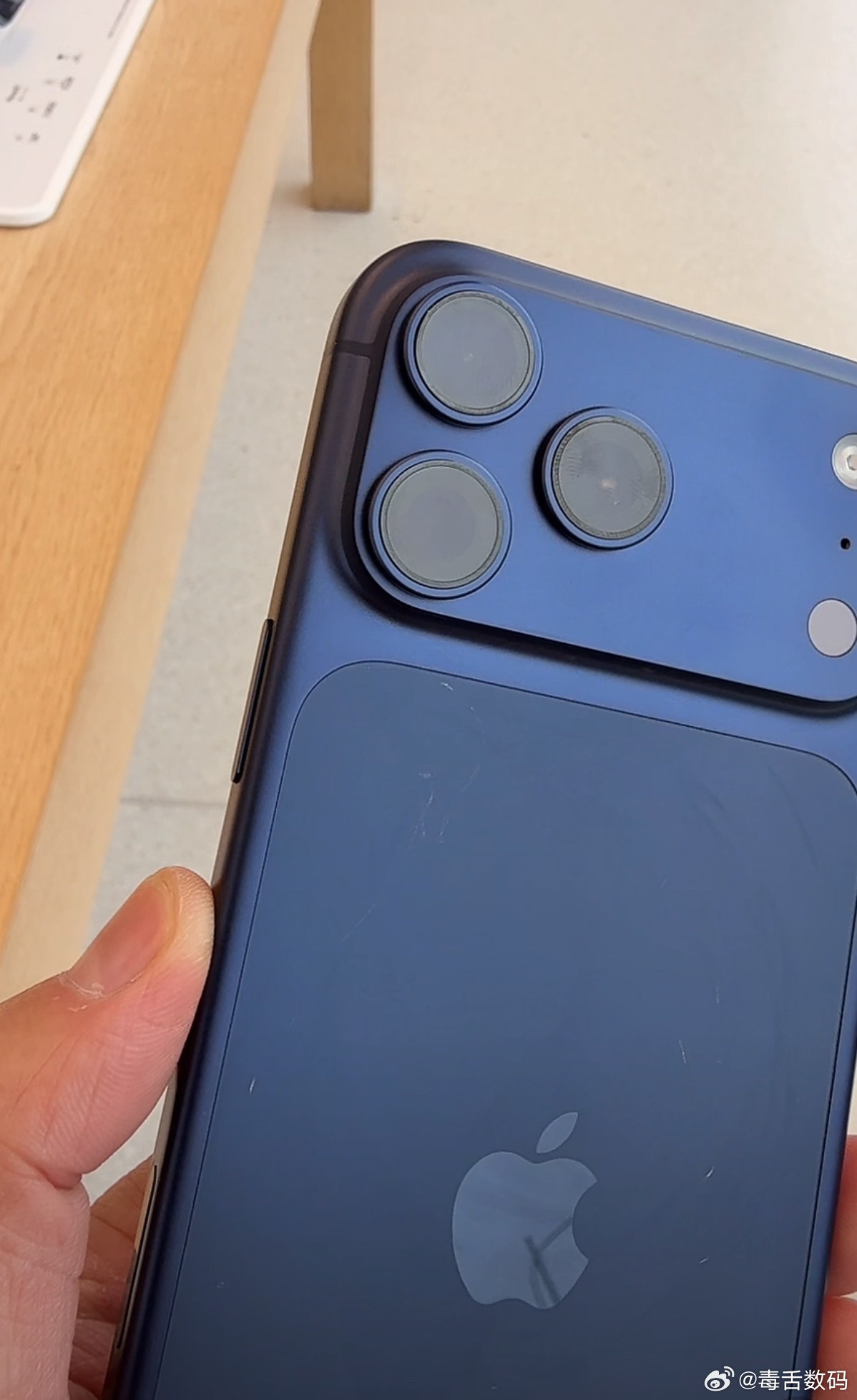iPhone17首批用户吐槽不断吐槽最多的就是铝合金中框掉漆，有划痕[捂嘴哭] 