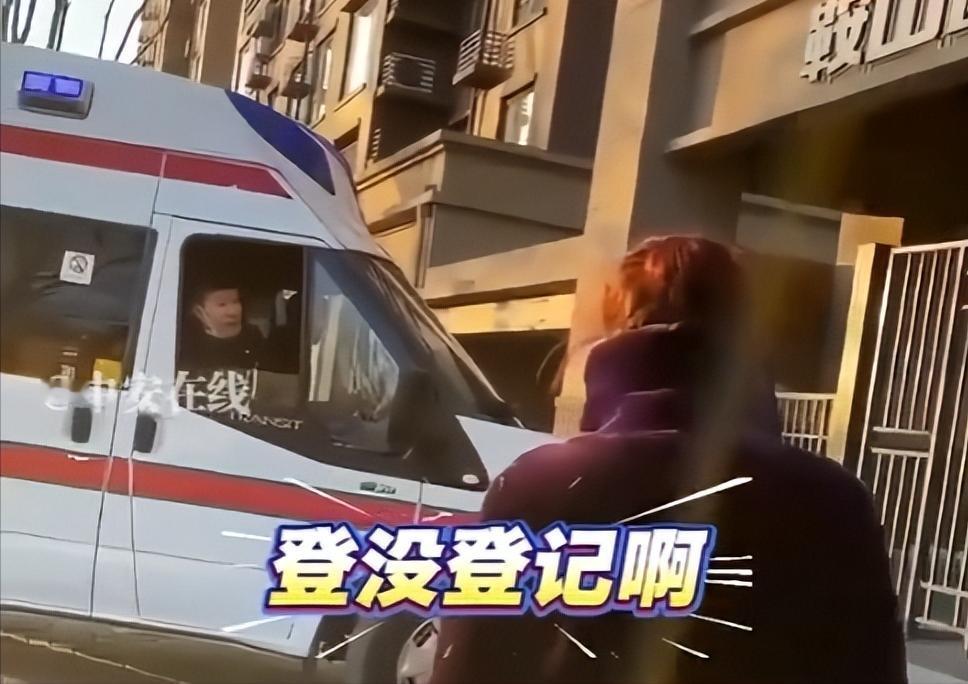 急救车鸣笛救人被拦，转眼就被大雪戳穿是旧闻炒作！这场闹剧看得人又气又好笑。

1