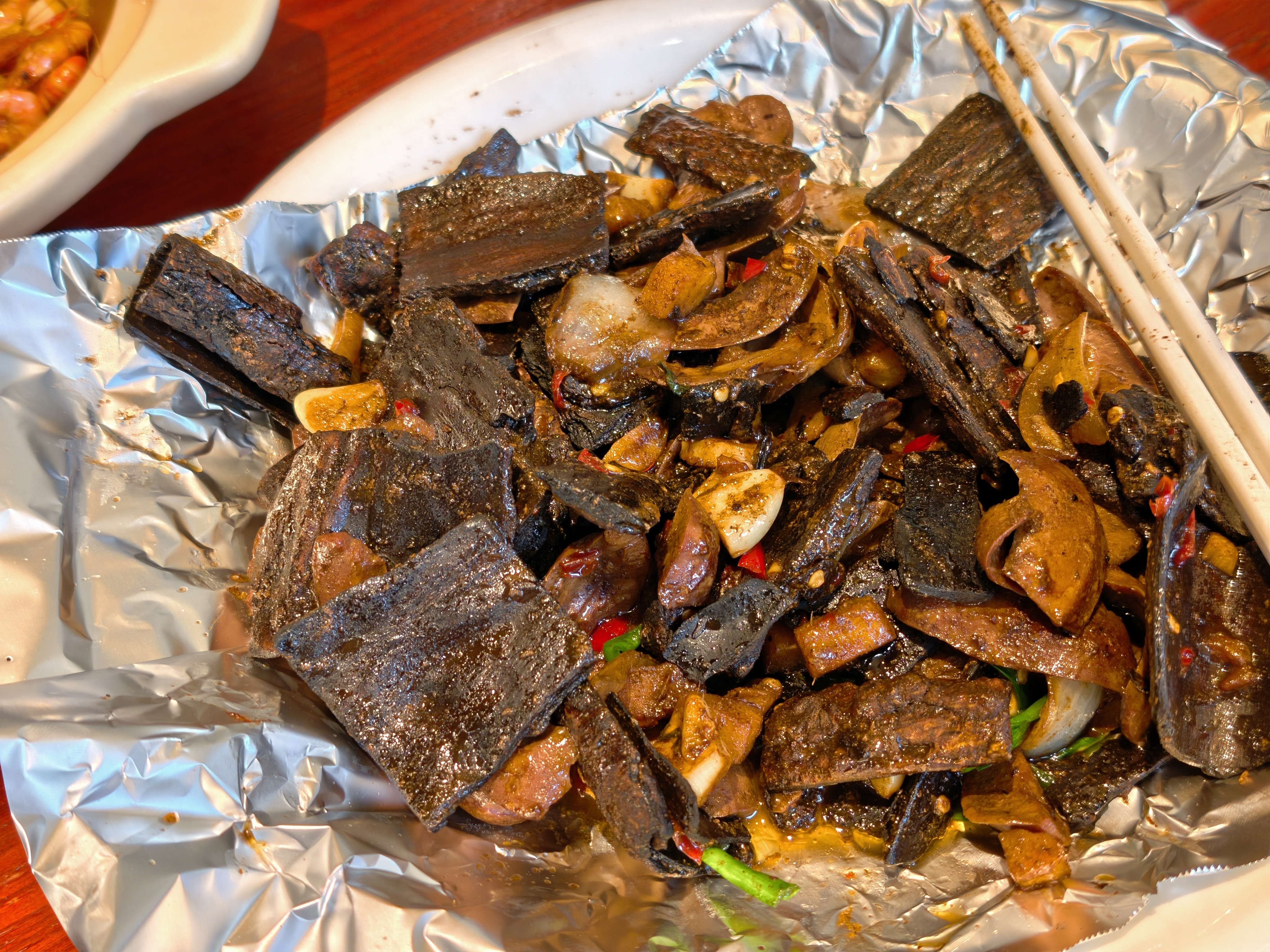 杜仲树皮炒猪腰～这是我们金华磐安县的药膳菜，有点意思