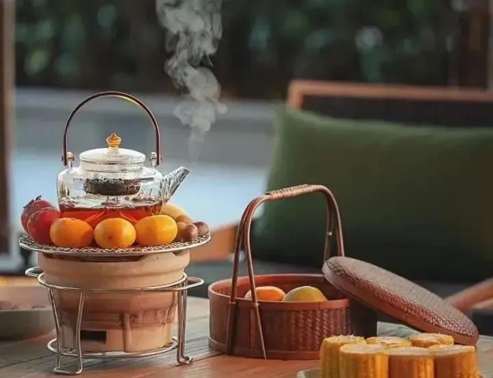 围炉煮茶，诗意盈怀。炉火映红了笑脸，茶香氤氲了时光。一杯热茶，暖了手，更暖了心。