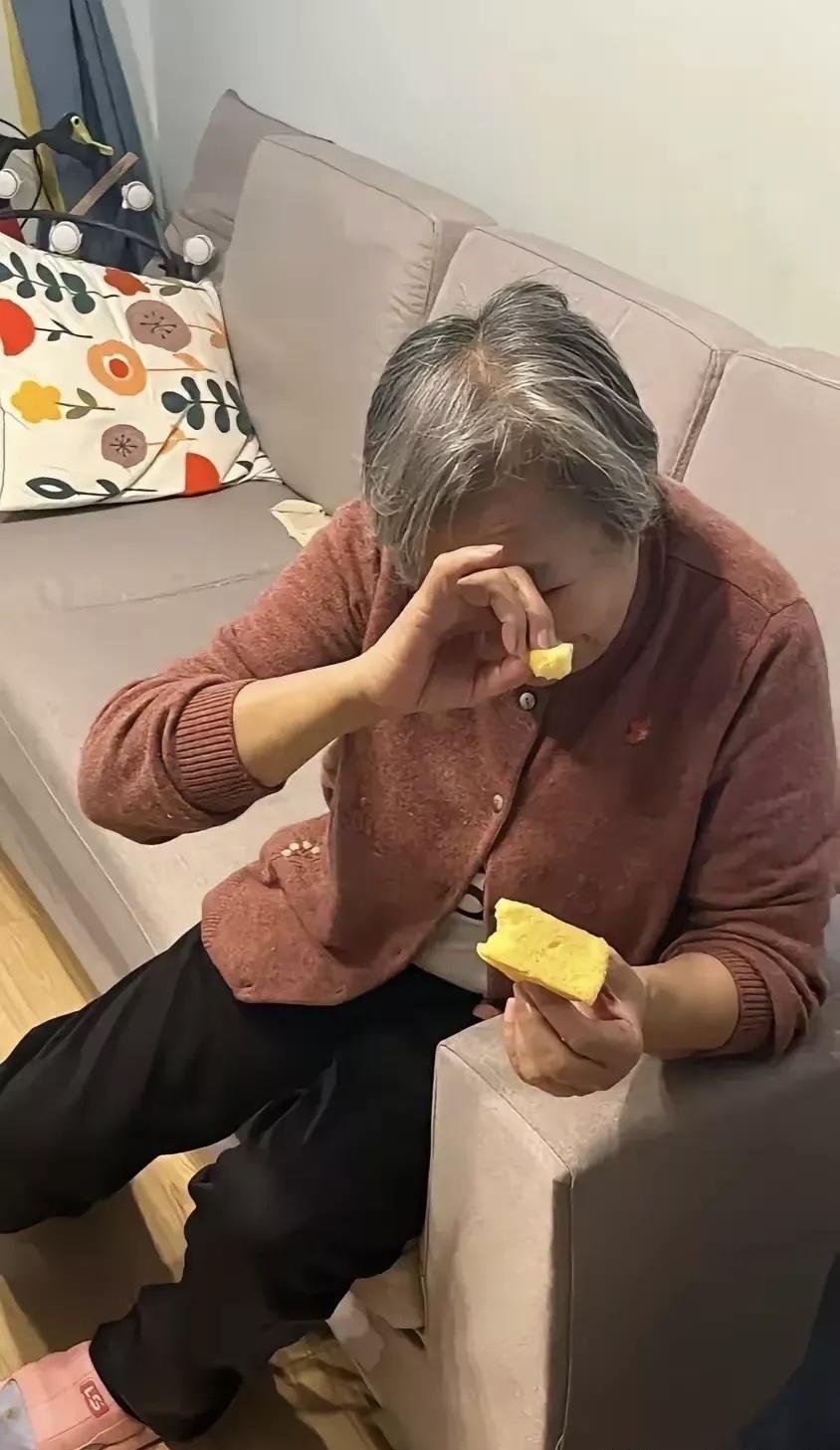 一位60岁左右的阿姨哭诉：
在儿子家住的半年，连呼吸都怕出错
每天活得小心翼翼，