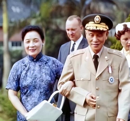 1957年，一老妇跪在蒋介石面前，声嘶力竭的哭喊：“总统您开恩，我丈夫已经战死了