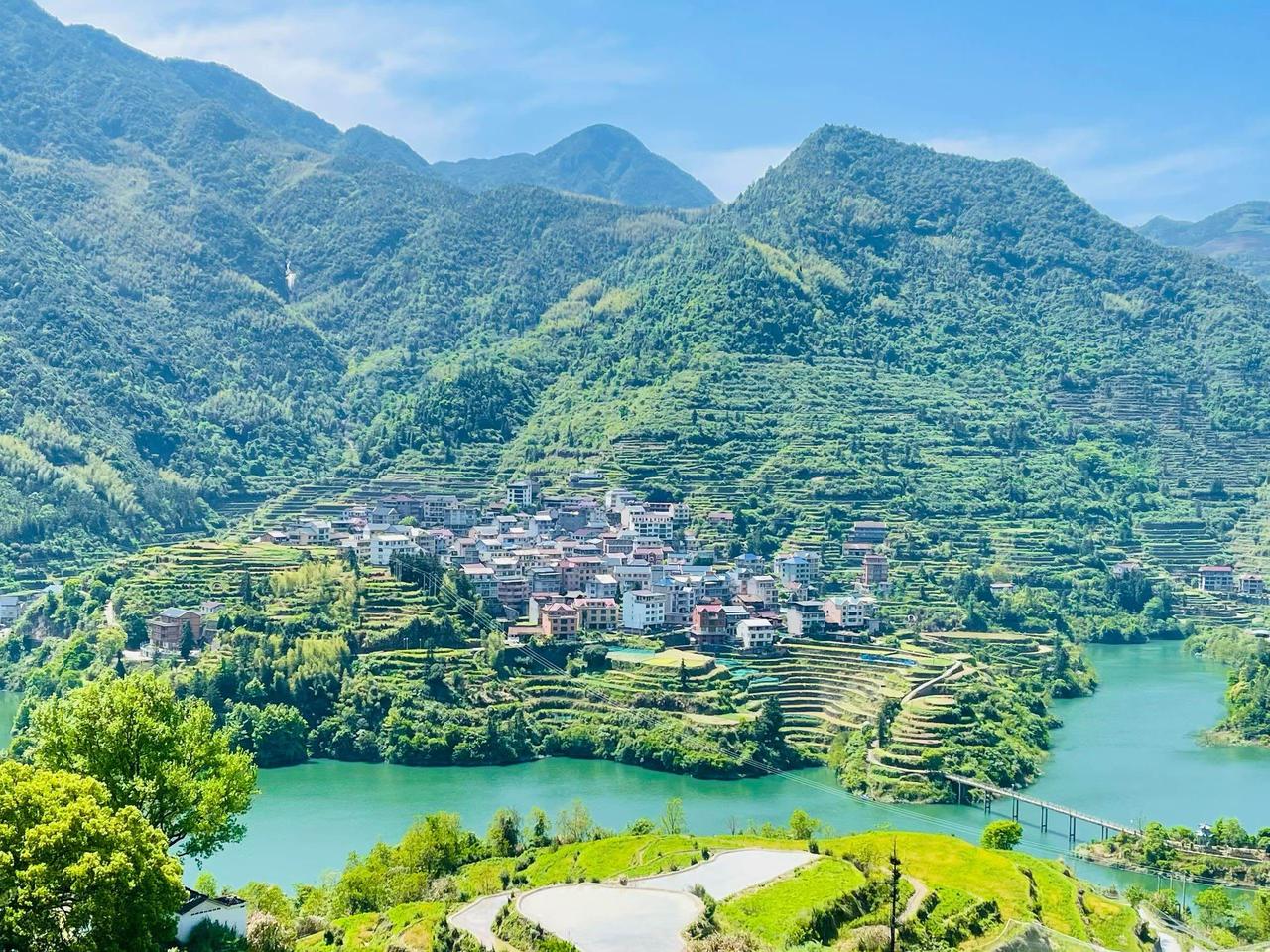 （随拍随语）
高山藏秘境 
新村入画来