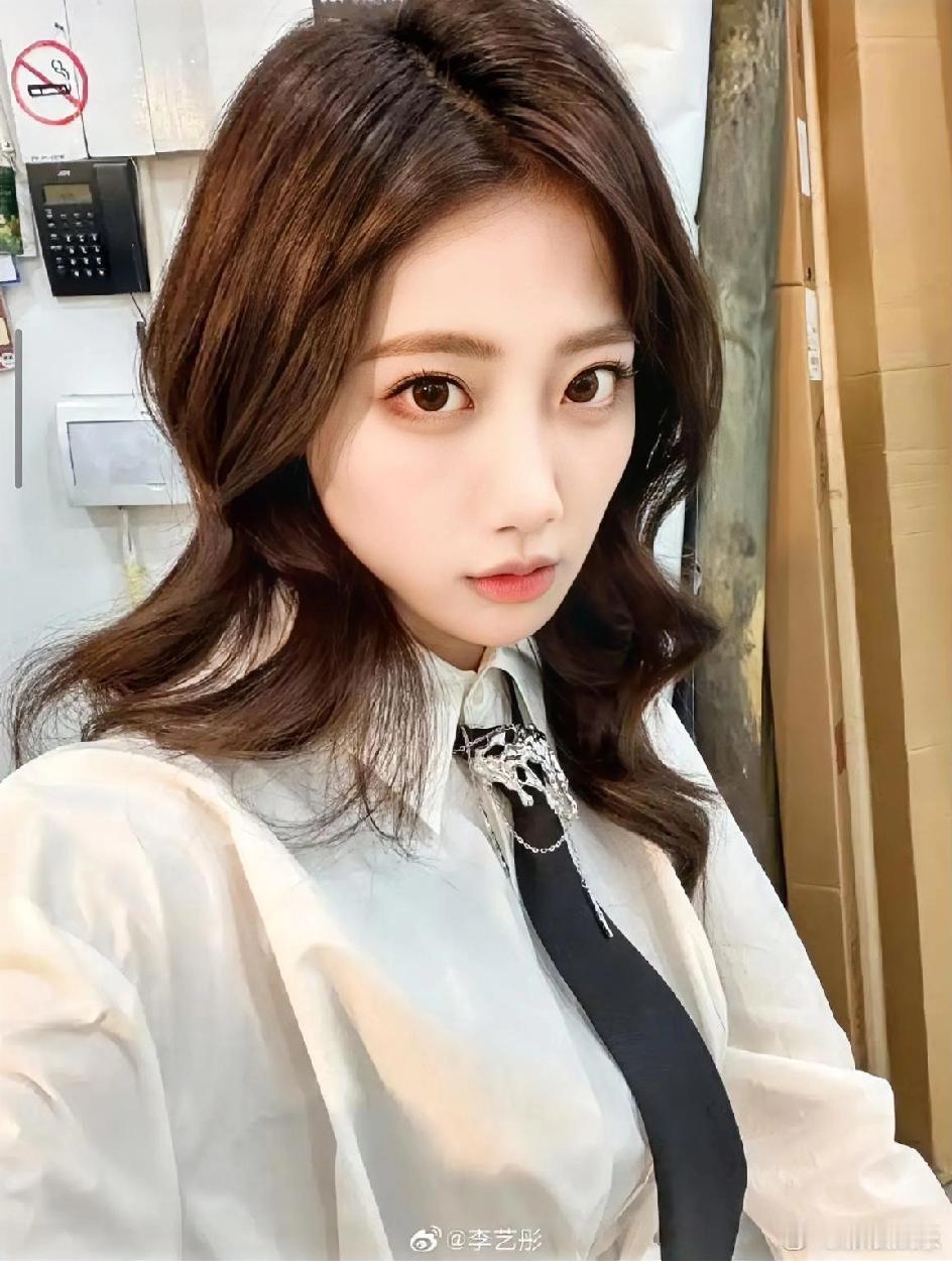 零点钟声敲响，生日的蜡烛尚未点燃，一则离别宣言已照亮了她的未来。
12月23日零