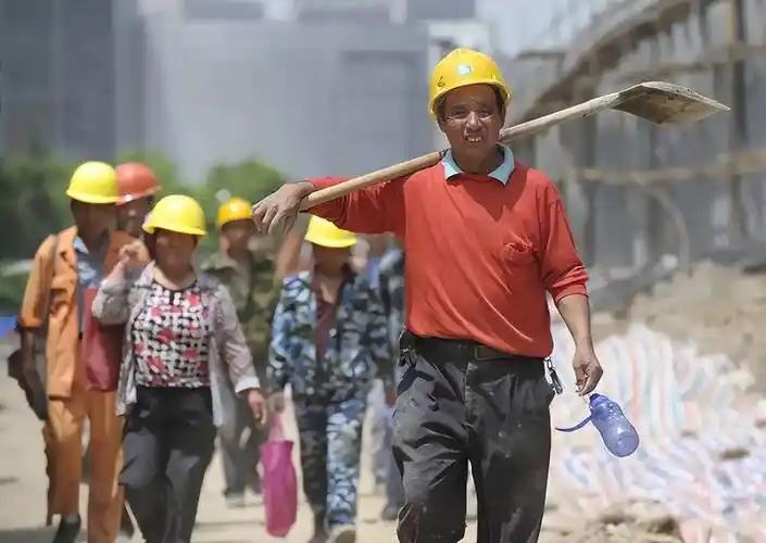 为什么中国人活得累，看看外面，总觉得人家过得比咱舒坦，美国人在搞高科技，欧洲人琢