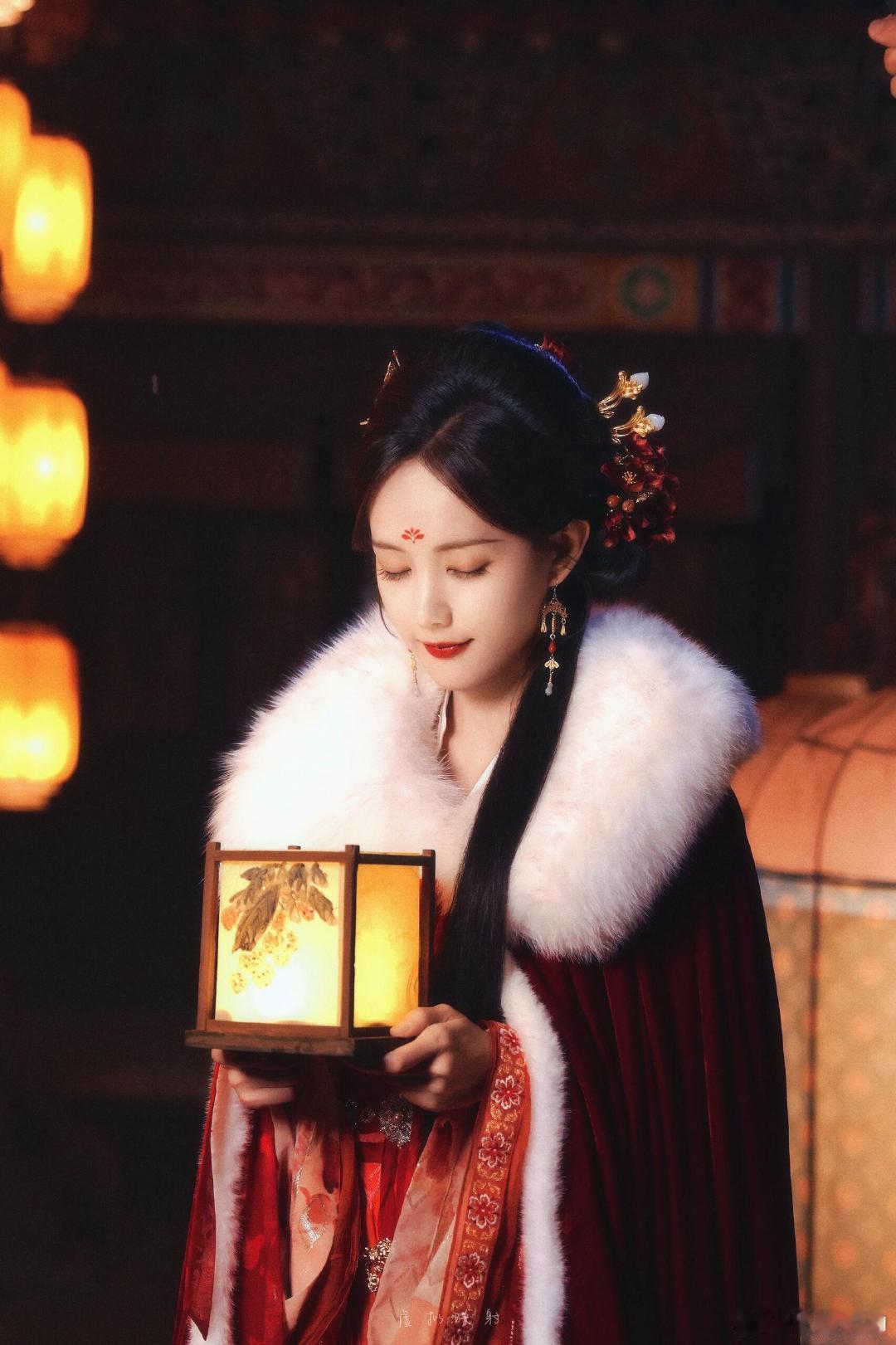 #李一桐单手玩转骰盅#李一桐《书卷一梦》杀青特辑里从du桌上滑行过去的滑铲动作好