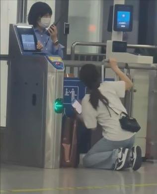 对女子迟到错过检票下跪求通过事件，南宁车务段发布通报进行了回应。称列车已停止检票