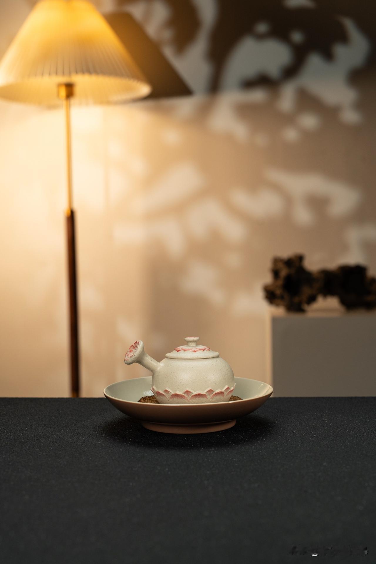 《阳羡茗壶系》说：“壶供真茶，正在新泉活火，旋瀹旋啜，以尽色香味之蕴。故壶宜小不