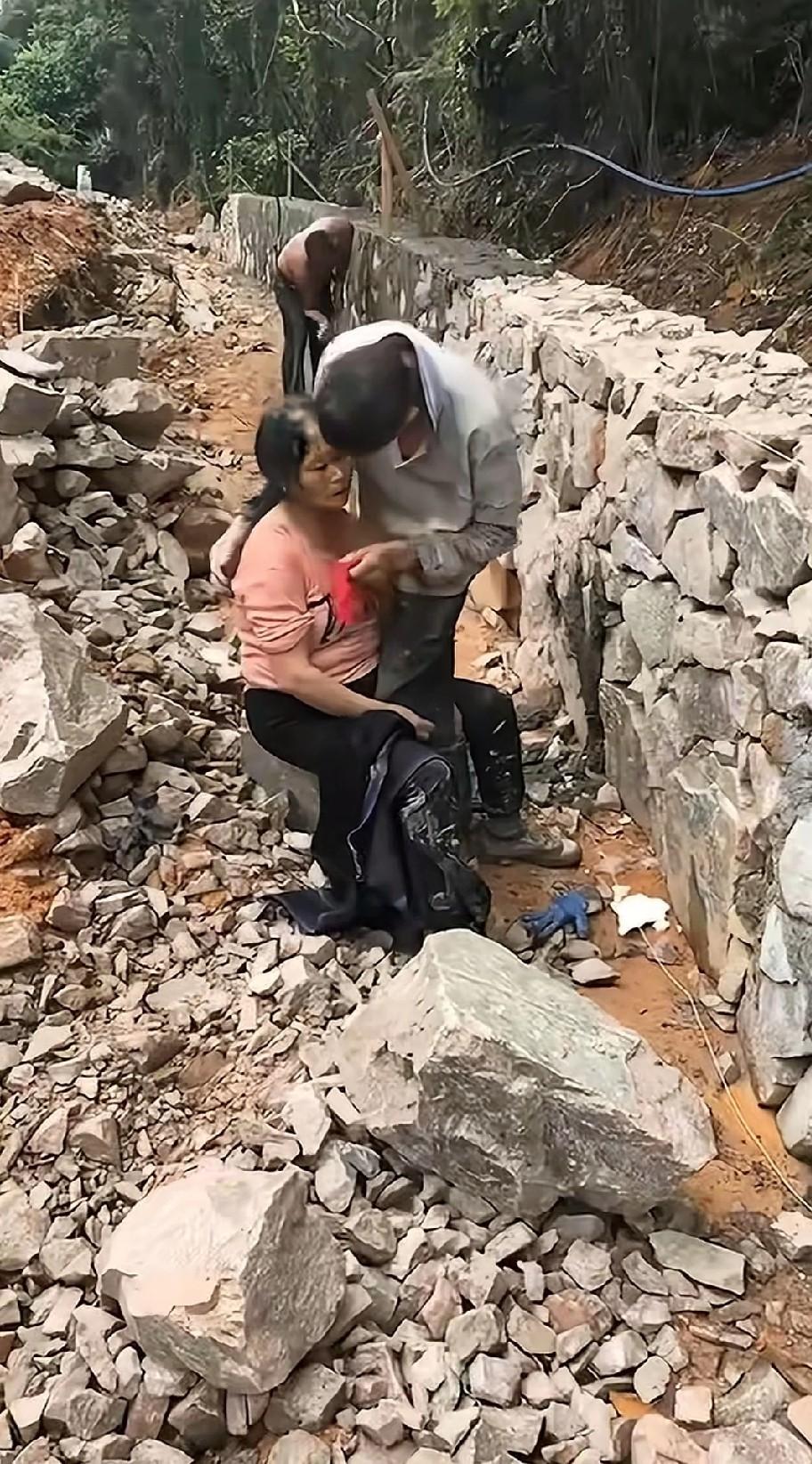 烈日烤着砂浆桶，

老婆倒了没人叫救护车，

手推车还停在渠边。

那天中午测过