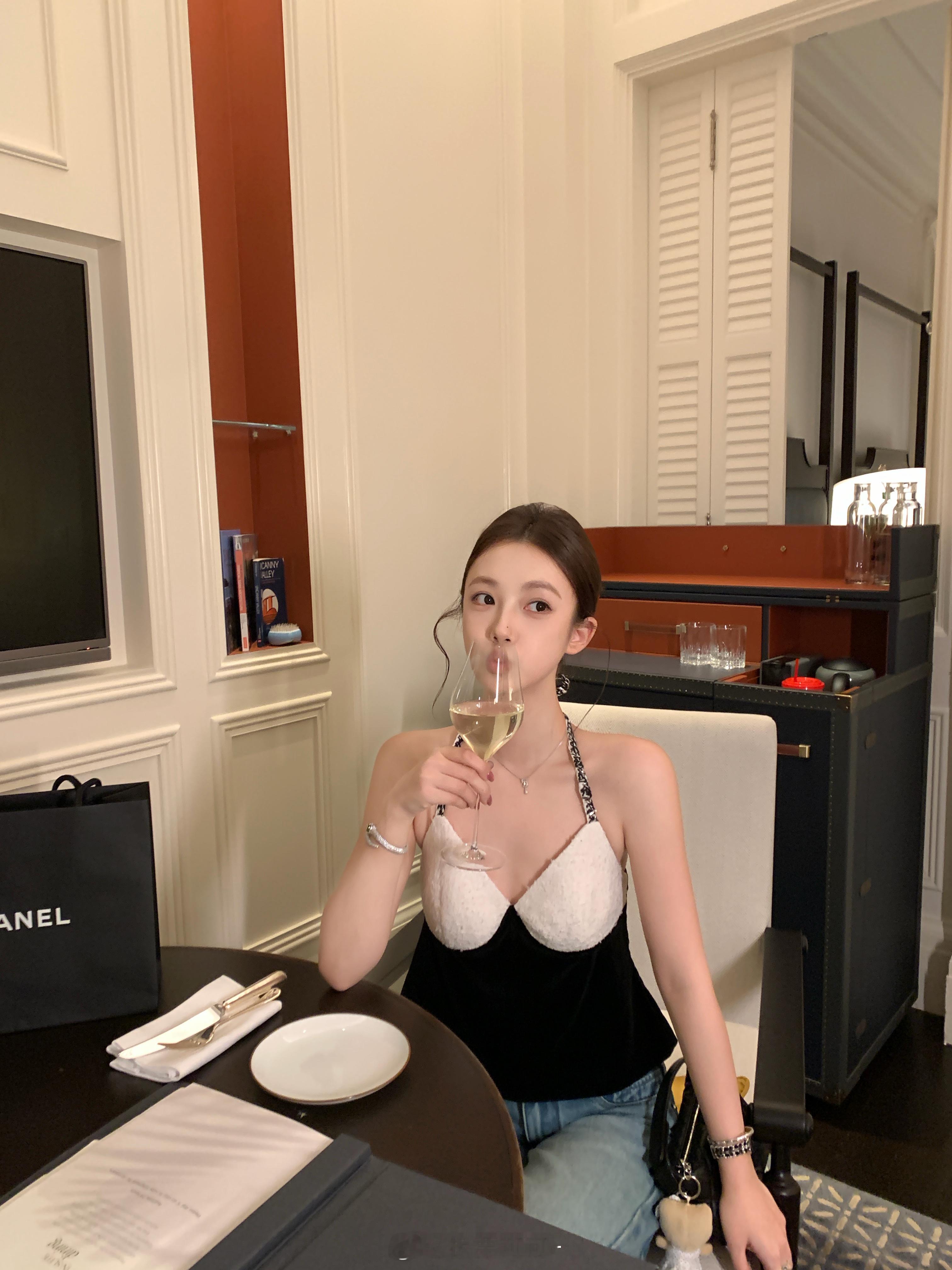 板栗可可Bankelili1/20/20:00论少女感还得是小香吊带耶😄快来进