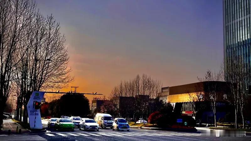 幸福不是腰缠万贯、声名远扬的大富大贵，也不是遥不可及的幻想。它是心有归处、身有暖