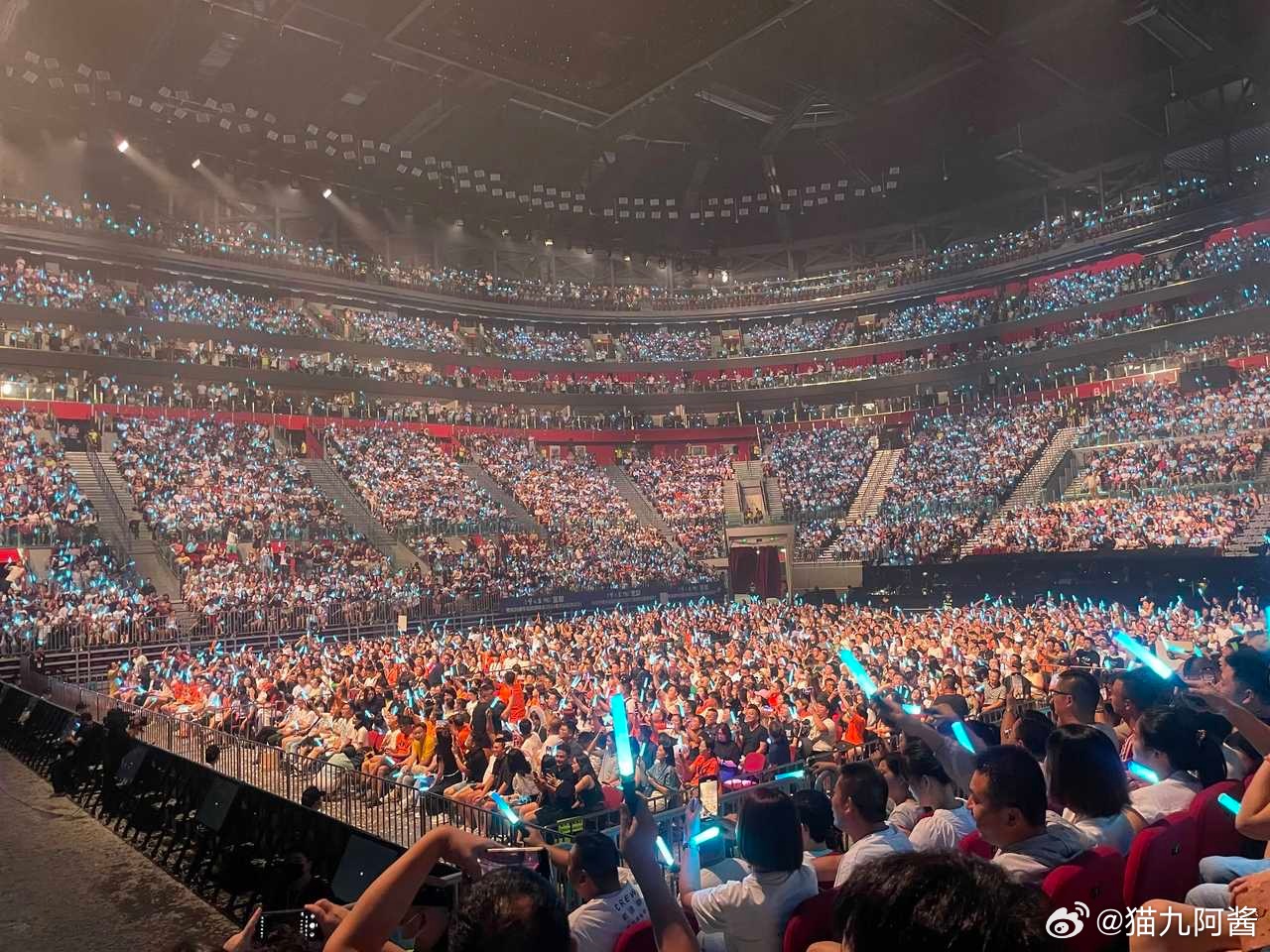抽4个人去看演唱会！酒店+机票+演唱会门票全包！不要的可折现6000元！想干嘛干