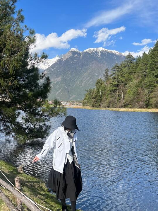 她说爱很荒诞，像会雪崩的盛夏。