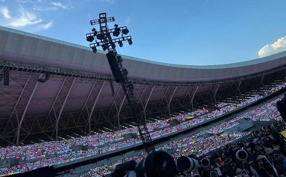 TF四代五公出发图TF四代五公目前现场灯牌🈶你看到了哪种颜色王橹杰、杨博文、左