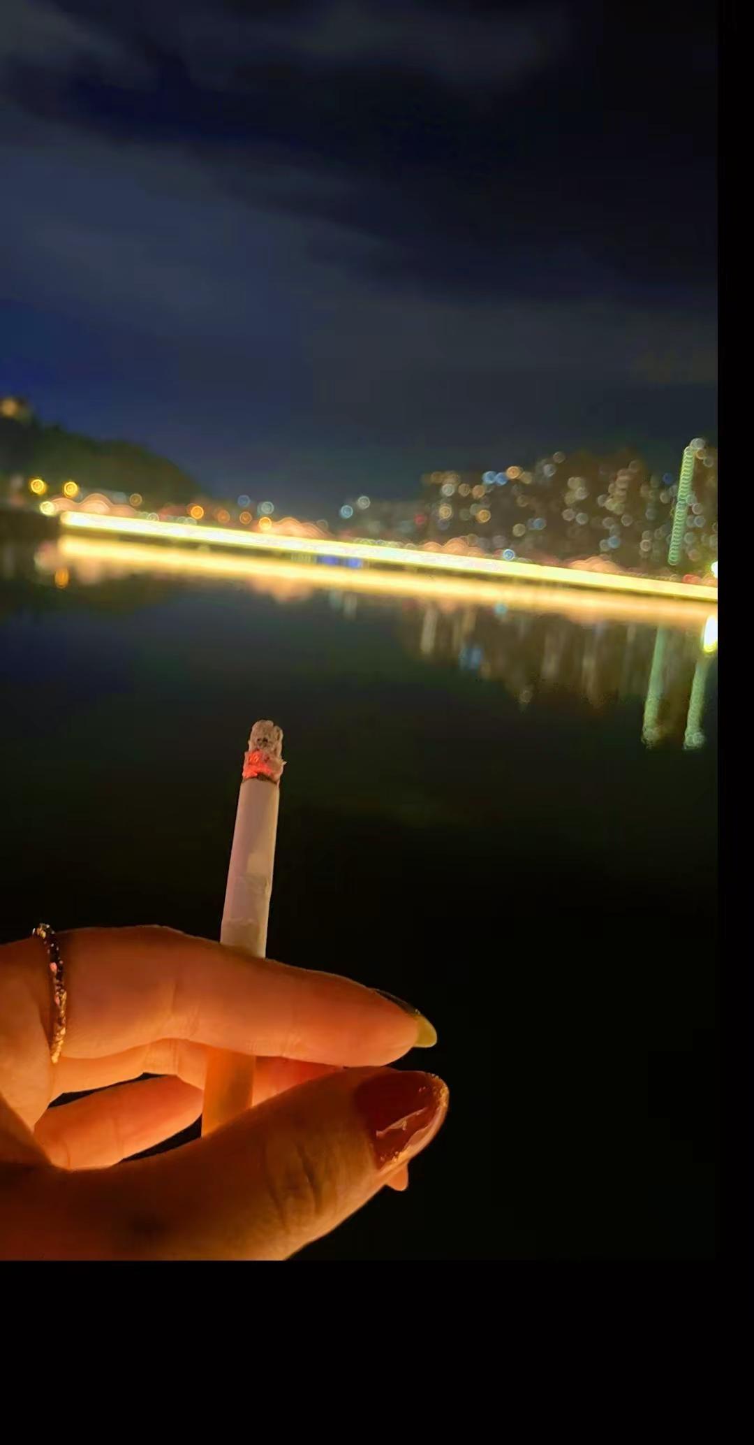 你们知不知道，遇见错的人会消耗你，遇见对的人会治愈你，成年人最好的自律是及时止损