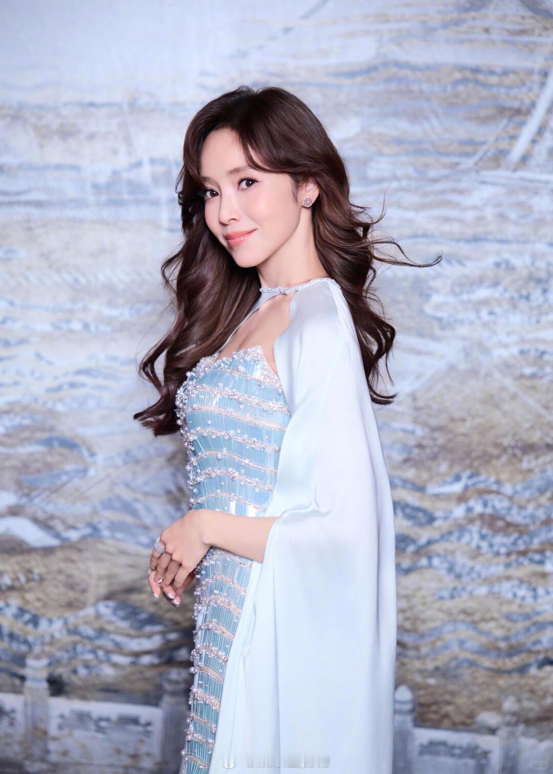 悉尼街头偶遇侯佩岑一家 老公贴心开路，侯佩岑温柔牵娃，分工有爱又默契，低调出行尽