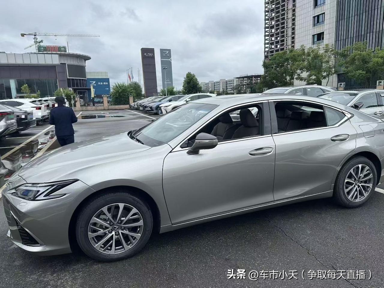 雷克萨斯ES现在价格也比较稳定，优惠稳定在80000多。200的售价在21.19