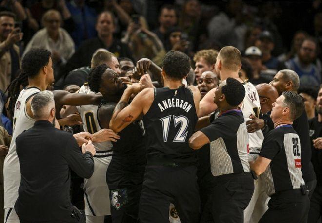 NBA官方公布对于首轮G4掘金与森林狼冲突的处罚结果，约基奇被罚款5万美元，兰德