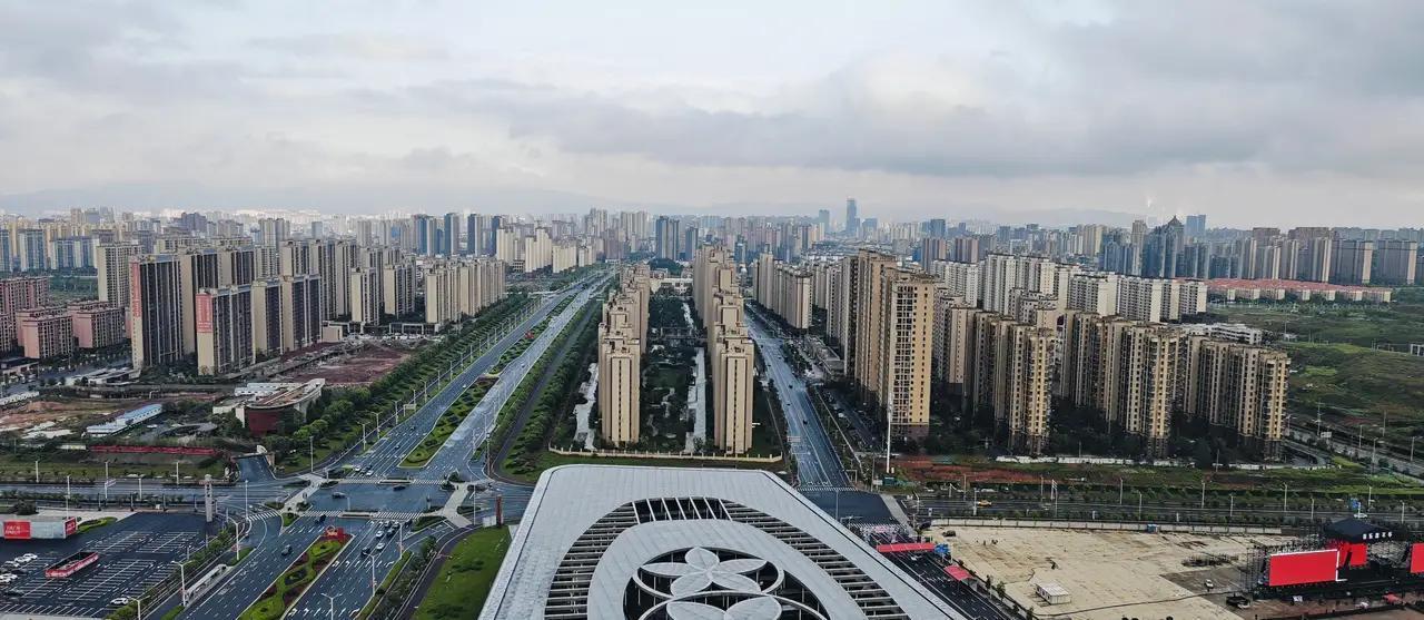 现在很多人不敢买房，觉得未来中国的房价还会继续跌，同时还会有越来越多的新房子出来