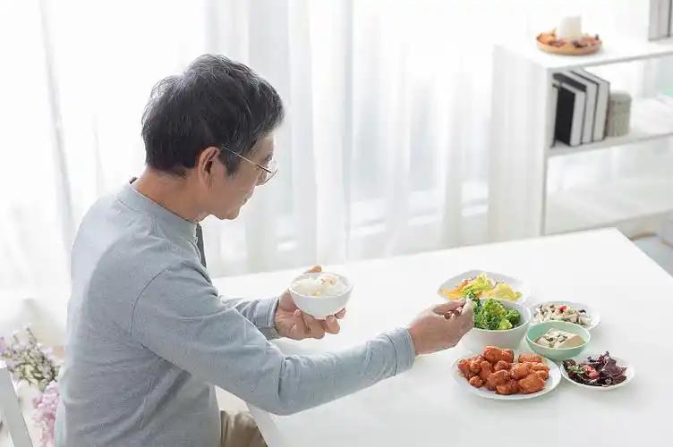 少吃主食多吃蛋白质，真的会早衰早死么？
有人一听到“主食”两个字就眉头紧皱，仿佛