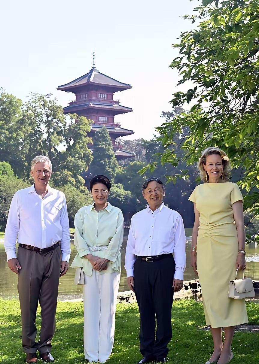日本国王访问德国，与德国领导人合影，
大家看到了没？
这就是传说中的倭人，身材矮